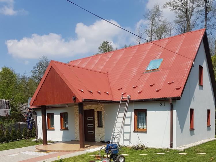 Dom z pomalowanym dachem